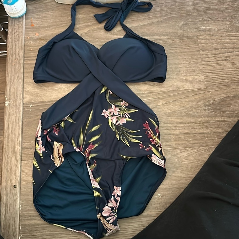 Cupshe cut out tie one piece